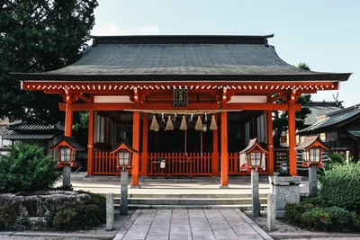 橙色和黑色木寺在白天
